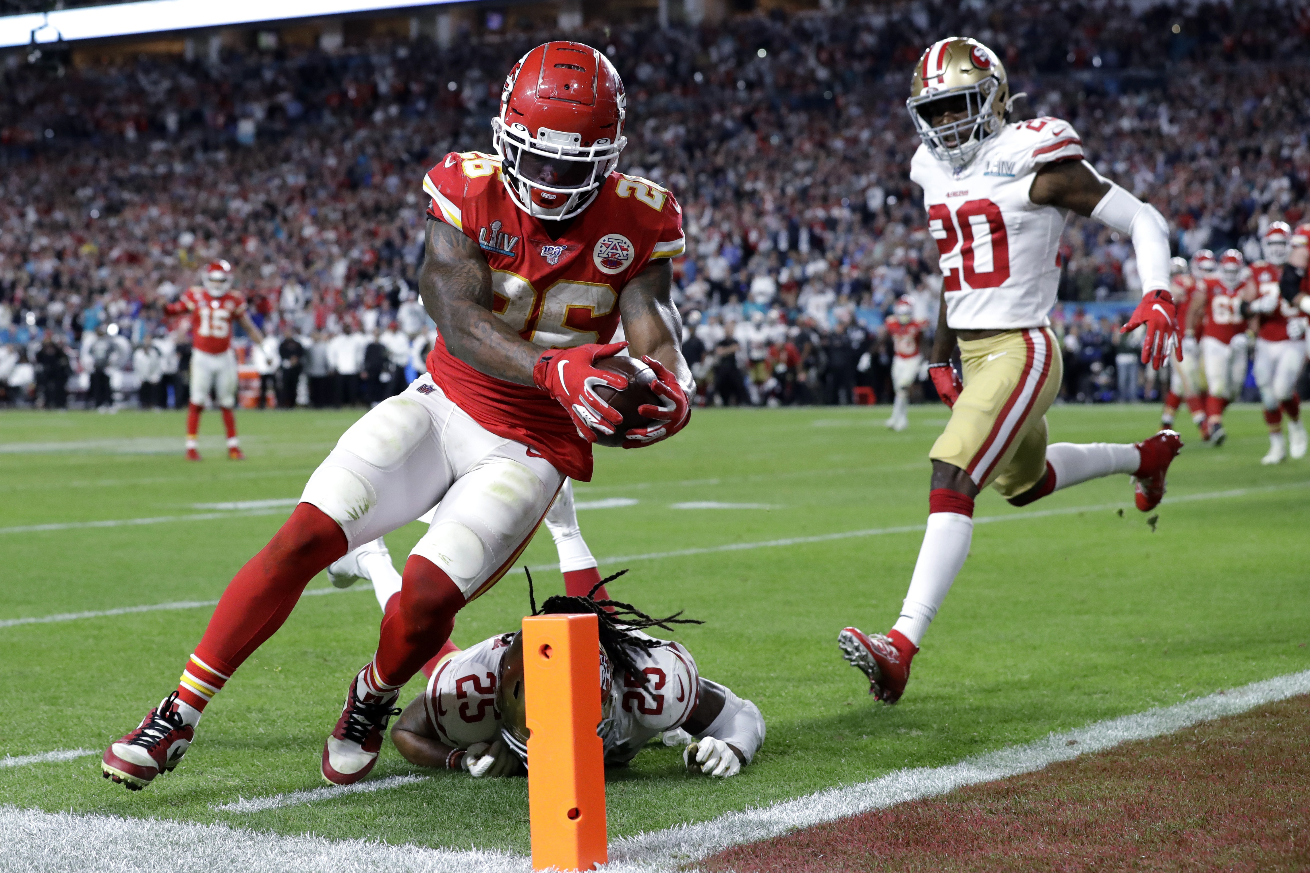 皇冠娱乐-球迷直呼：疯狂炸裂！NFL传奇KendallHinton加盟新球队季后赛今日凌晨，球迷高呼：‘传奇回来了！’_